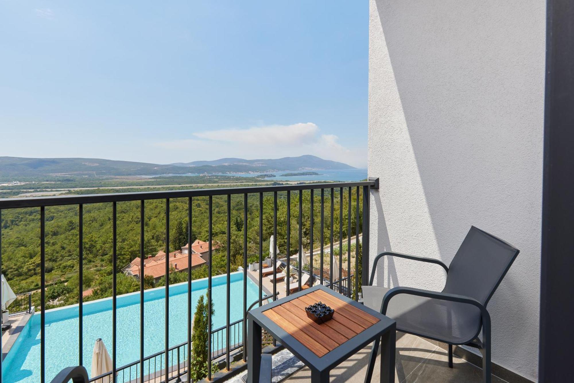 Bayview Hills Luxury Residences Tivat Exteriör bild
