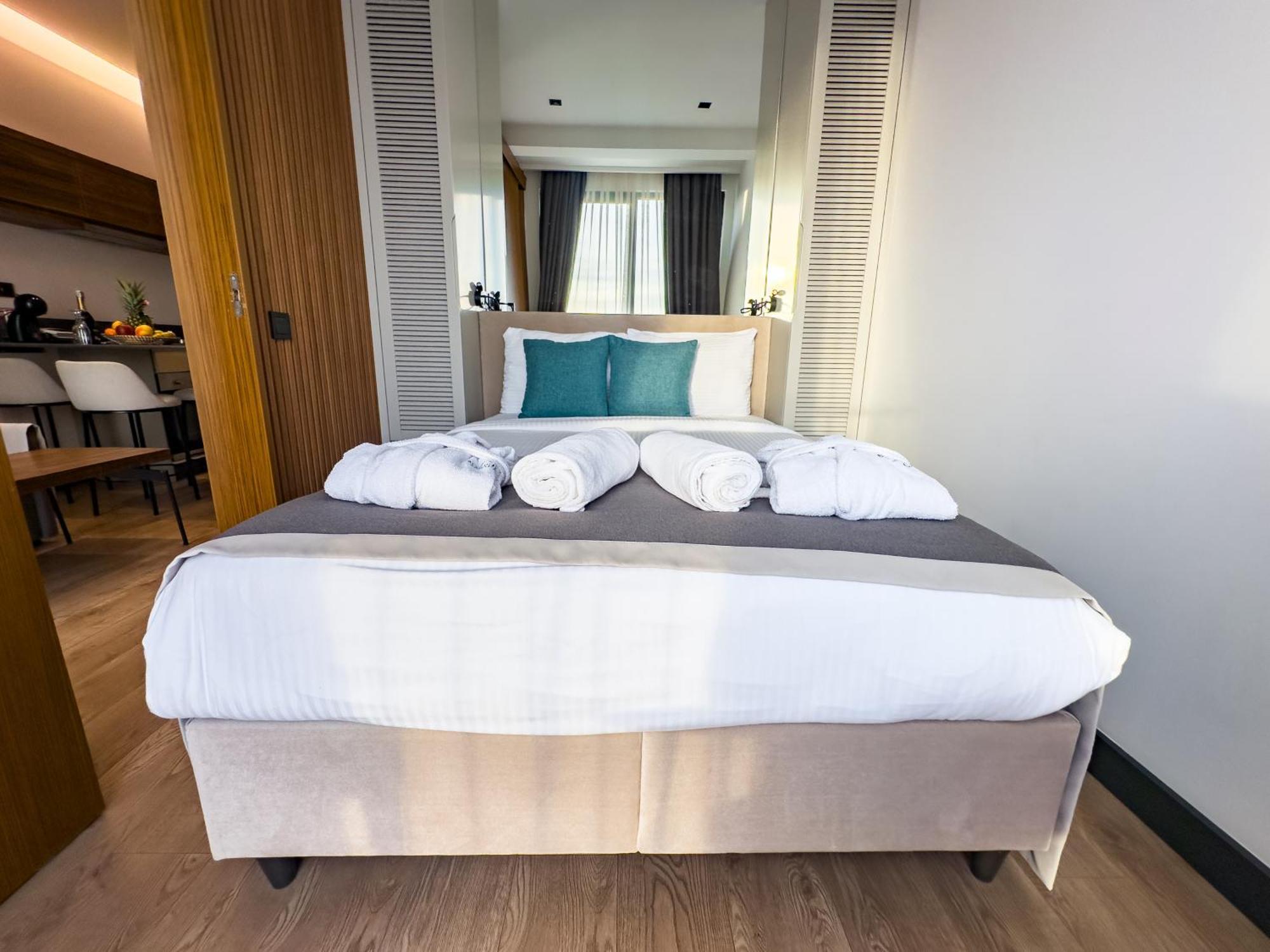 Bayview Hills Luxury Residences Tivat Exteriör bild