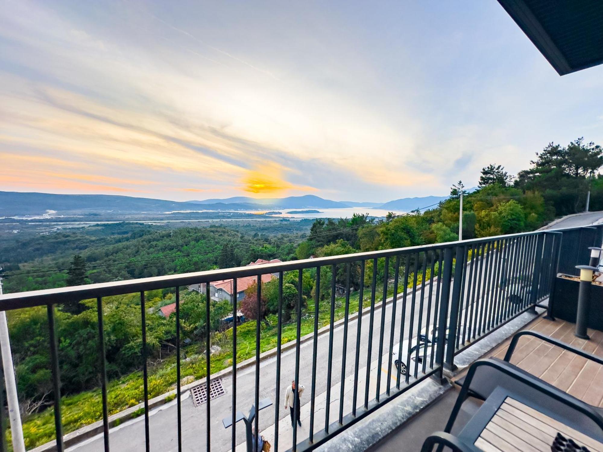 Bayview Hills Luxury Residences Tivat Exteriör bild